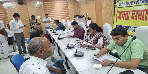 सुपौल समाहरणालय में जिला जनता दरबार आयोजित, डीएम सावन कुमार ने सुनीं 35 लोगों की समस्याएं