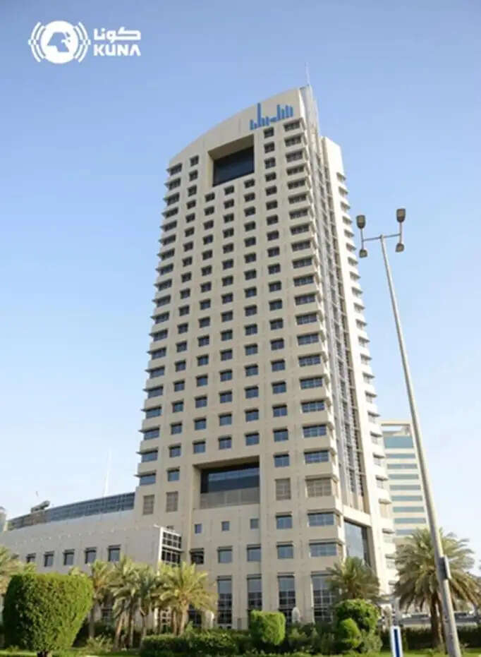 कुवैत में ईरान ने की ड्रोन की बौछार, एयरपोर्ट का फ्यूल डिपो आग की लपटों में घिरा