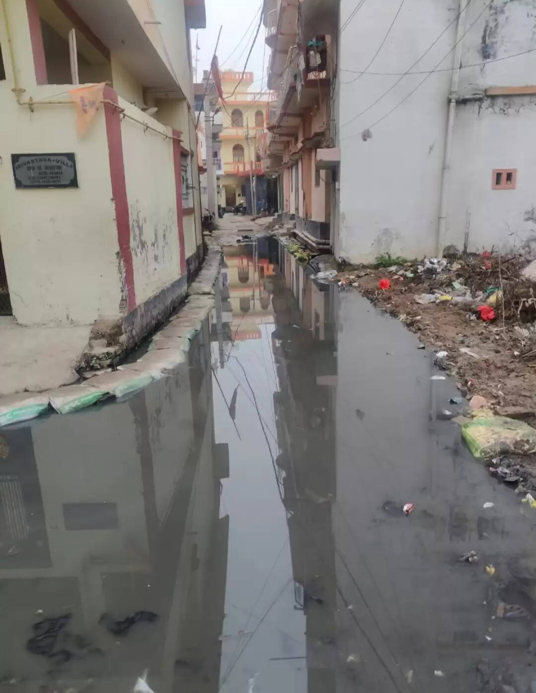 विकास के दावों की खुली रही पोल कई सालों से सड़कों पर नालियों का गंदा पानी जमा