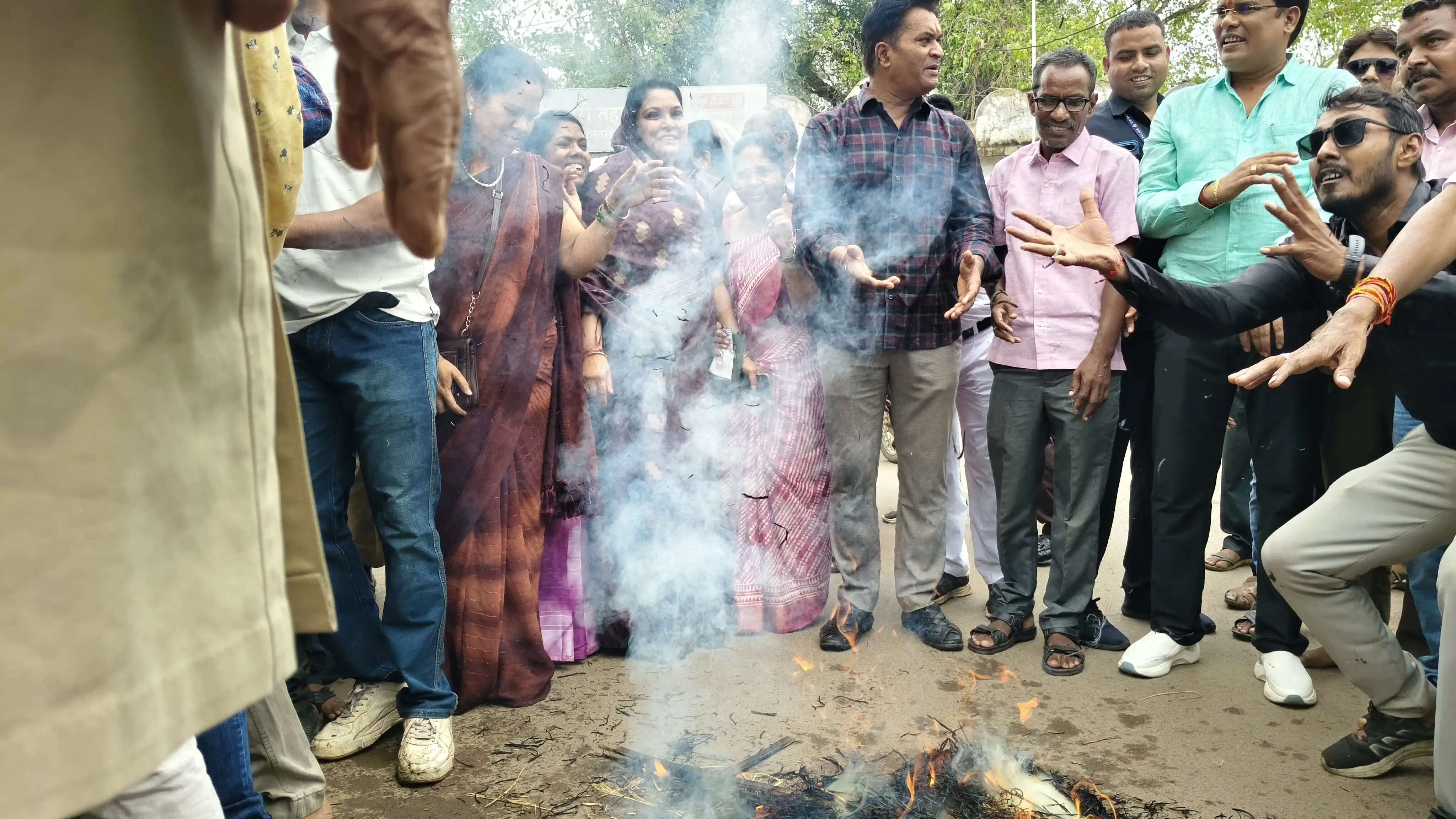 नकटी में 85 घरों पर कार्रवाई के विरोध में कांग्रेस का प्रदर्शन, सीएम साय का पुतला दहन
