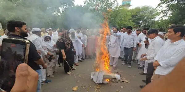 सिरसा: कांग्रेस ने मुख्य चुनाव आयुक्त का पुतला फूंका, इस्तीफे की मांग