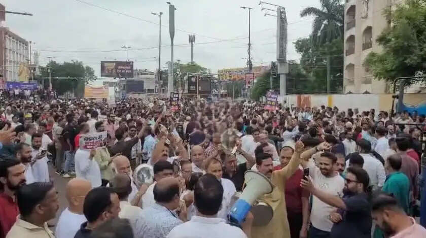 भोपाल में निगम की सीलिंग कार्रवाई के खिलाफ सड़कों पर उतरे व्यापारी, जमकर की नारेबाजी, पुलिस से हुई धक्का-मुक्की