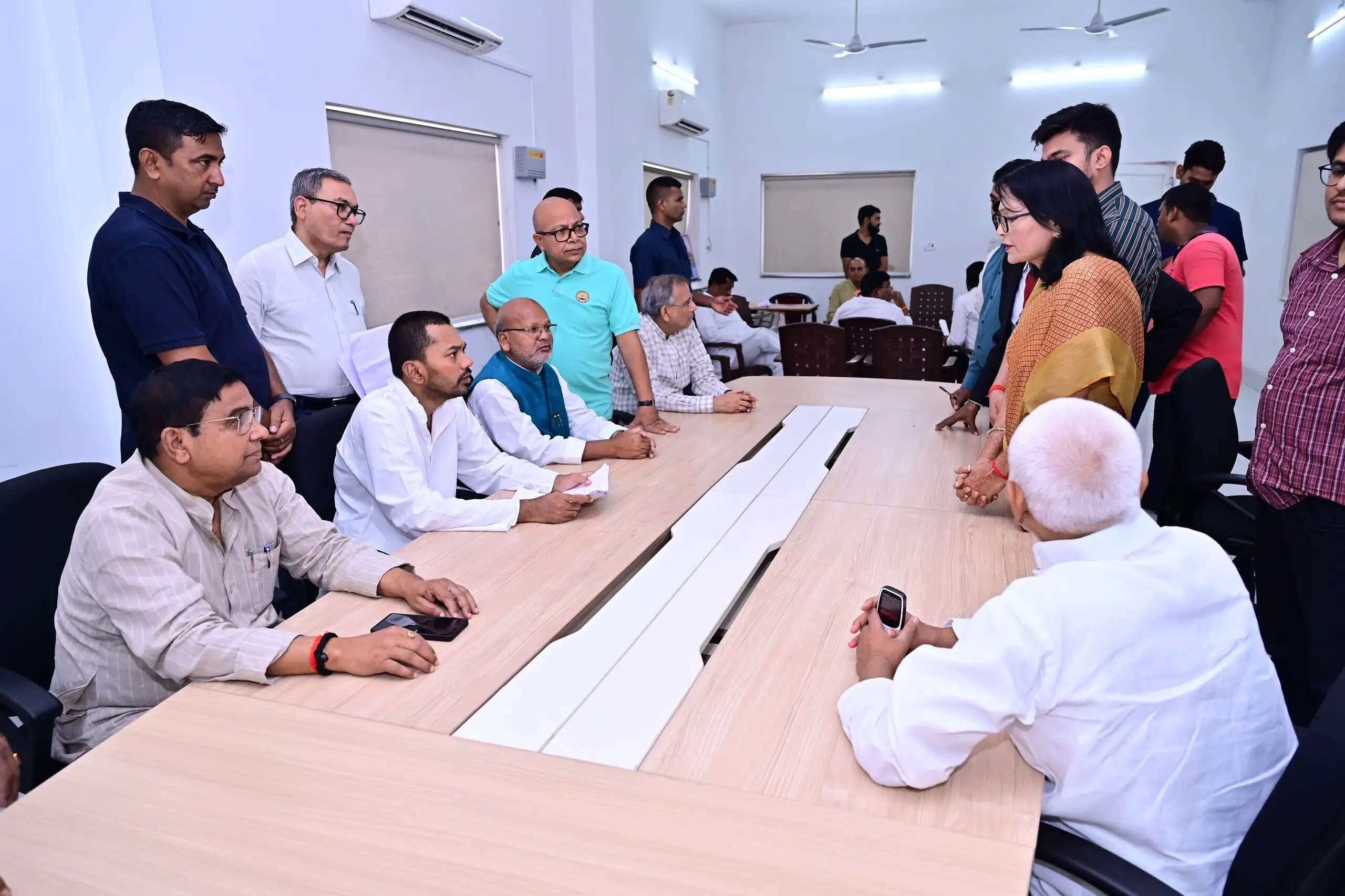 स्वास्थ्य मंत्री निशांत कुमार ने सुनीं आमजन की समस्याएं, अधिकारियों को दिए निर्देश
