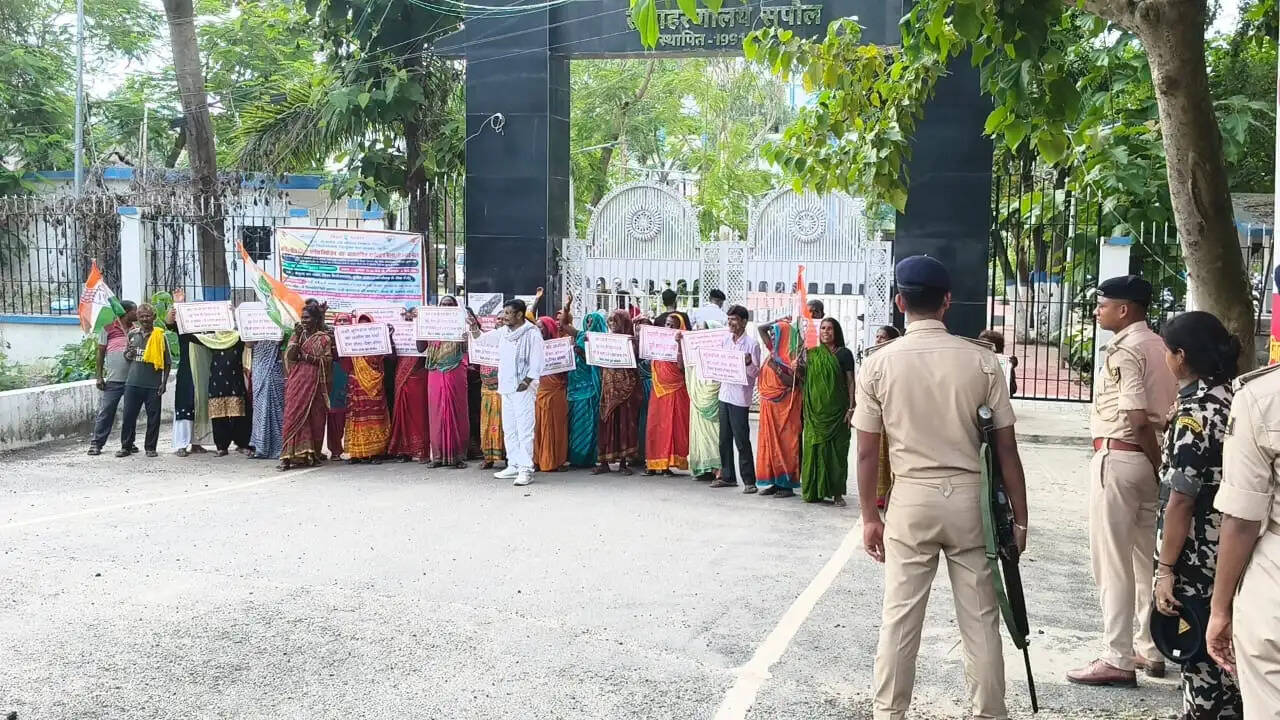 चार सूत्री मांगों को लेकर युवा कांग्रेस का प्रदर्शन, लक्ष्मण झा ने दी बड़े आंदोलन की चेतावनी