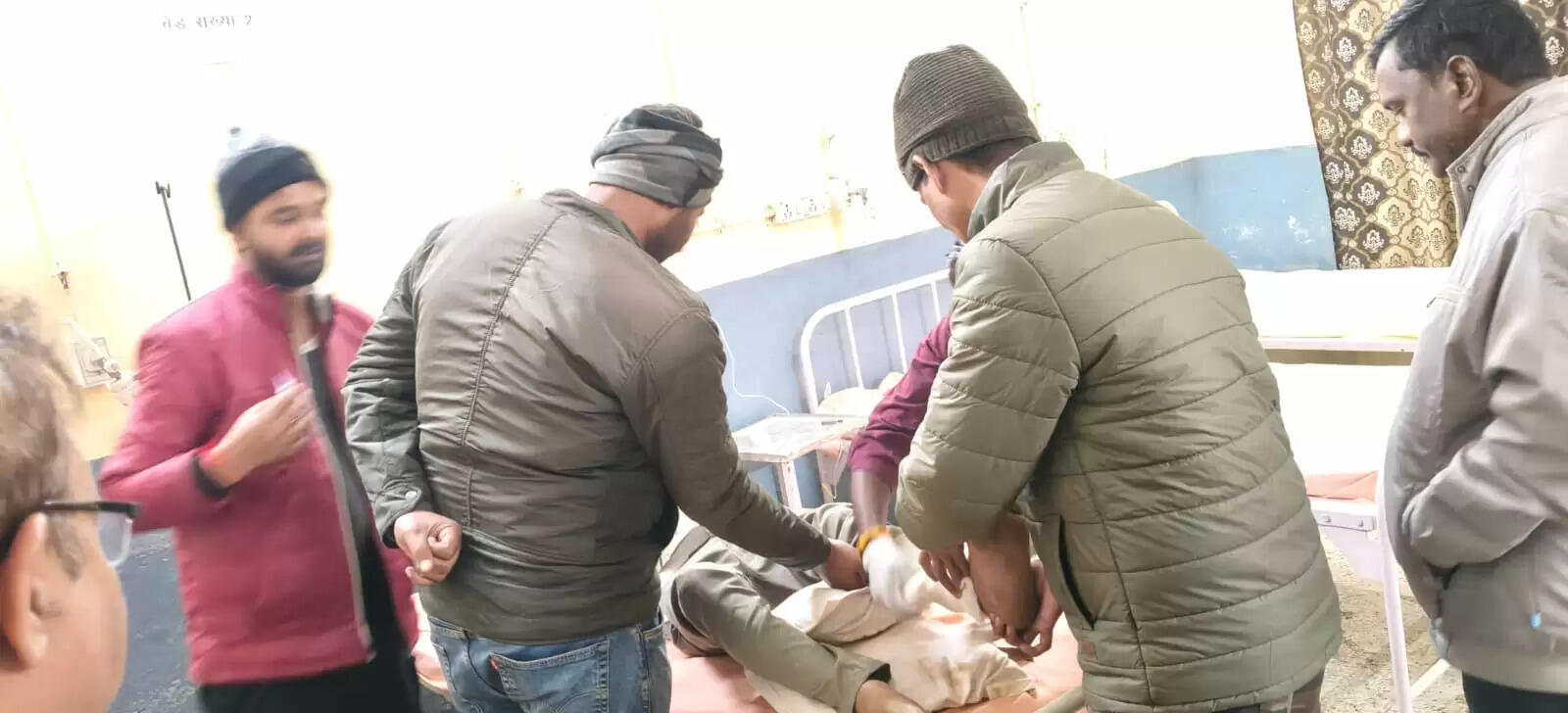 लखनऊ-वाराणसी हाइवे पर अनियंत्रित टैंकर ने आधा दर्जन वाहनो को रौदा, आठ घायल