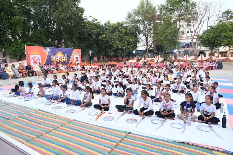 मंदसौर में 220 बेटियों ने सीखे आत्मरक्षा के गुर, दशहरे पर जूडो-कराटे और तलवारबाजी का प्रदर्शन