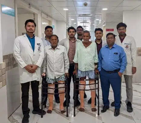 केजीएमयू के चिकित्सकों ने दो मरीजों का घुटना प्रत्यारोपण कर दर्द से दिलाई निजात