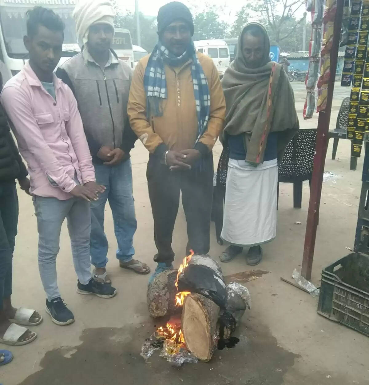 कड़ाके की ठंड में 13 स्थानों पर नगर परिषद ने जलाए अलाव