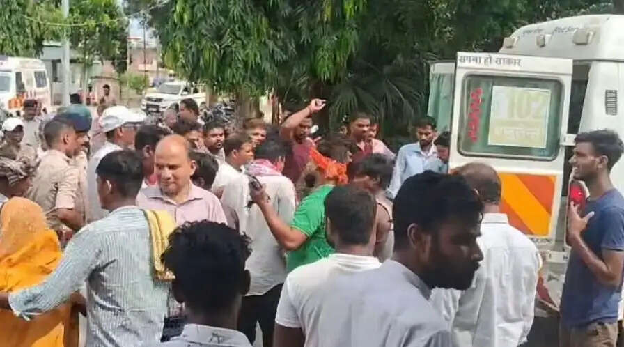 ई-रिक्शा और बाइक की भीषण टक्कर, तीन युवकों समेत पांच घायल