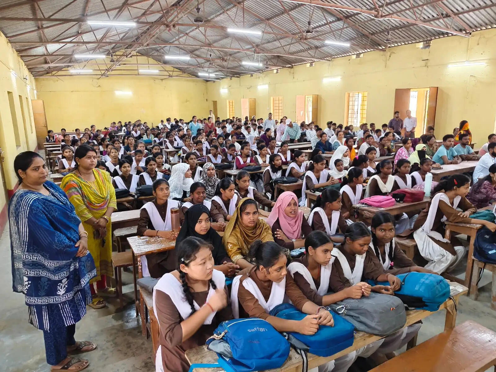केवल किताबी ज्ञान नहीं, बच्चों का सर्वांगीण विकास जरूरी, आदर्श विद्यालयों में अभिभावकों और शिक्षकों का हुआ महामंथन