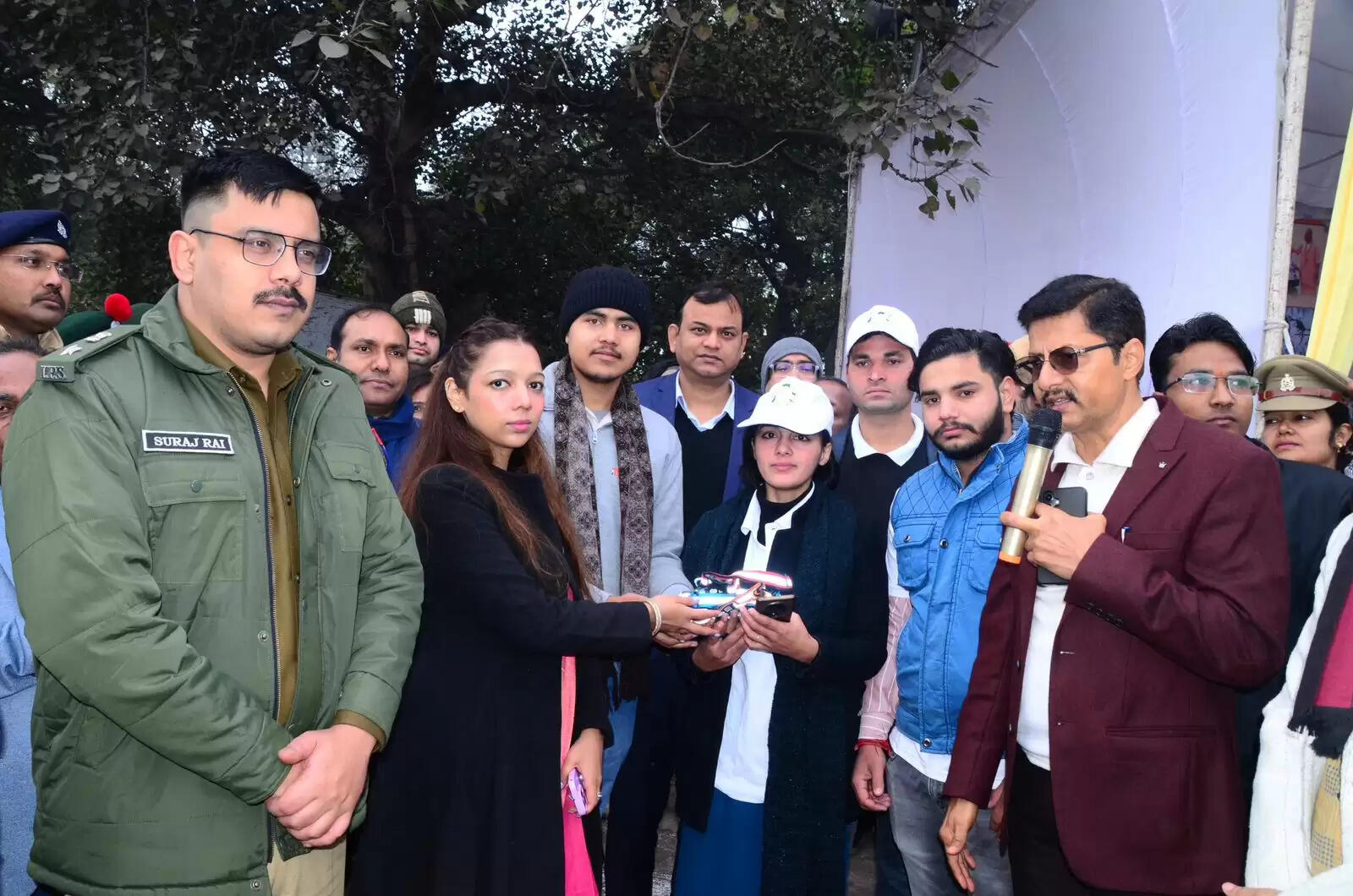 बागपत में डीएम —एसपी ने जागरूकता वाहन काे दिखाई हरी झंडी, हेलमेट और रेडियम बेल्ट वितरित