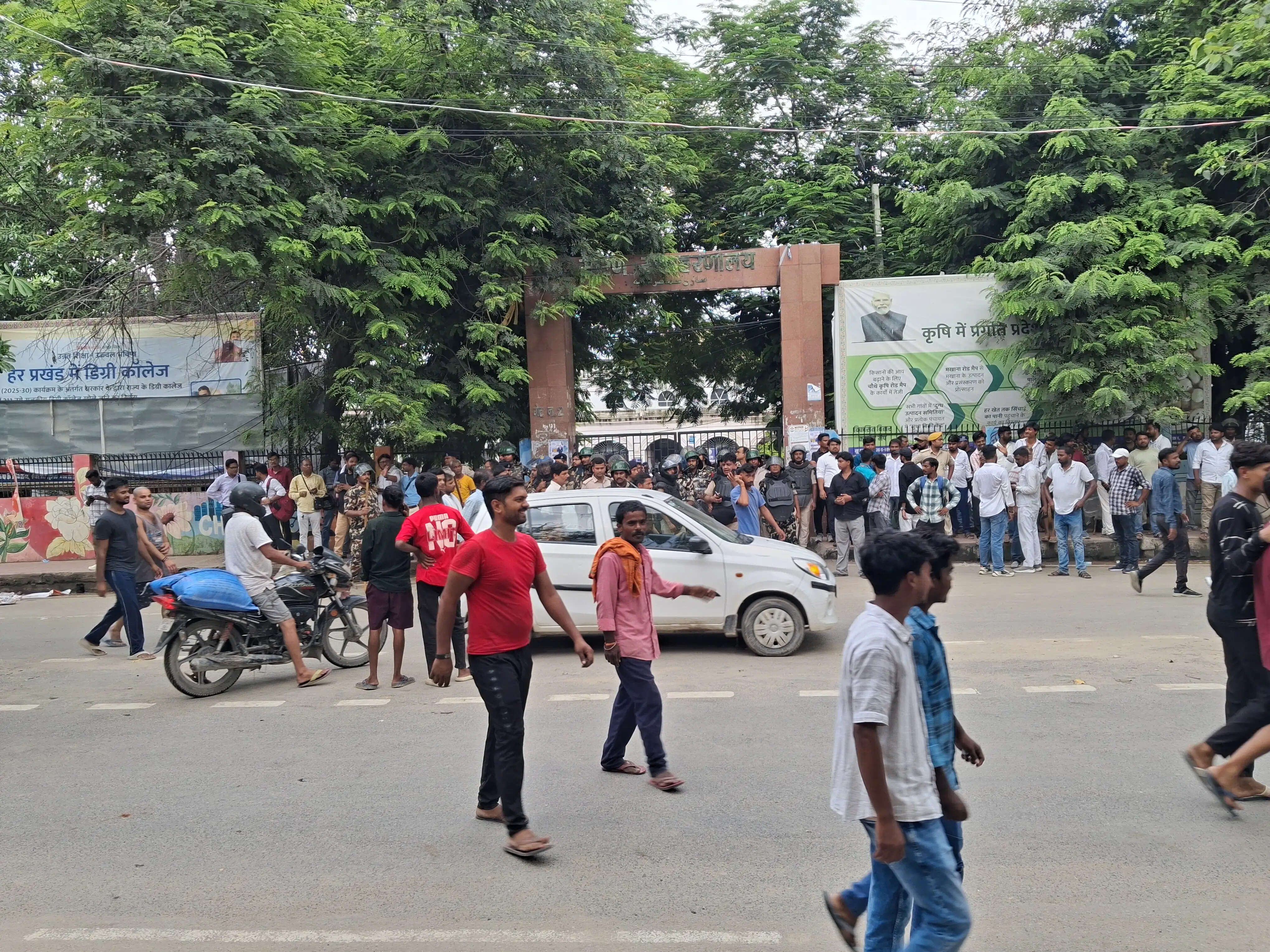 छपरा में बंद के दौरान प्रदर्शनकारियों ने पुलिस वाहन में लगाई आग, हिंसा और पथराव में 35 गिरफ्तार