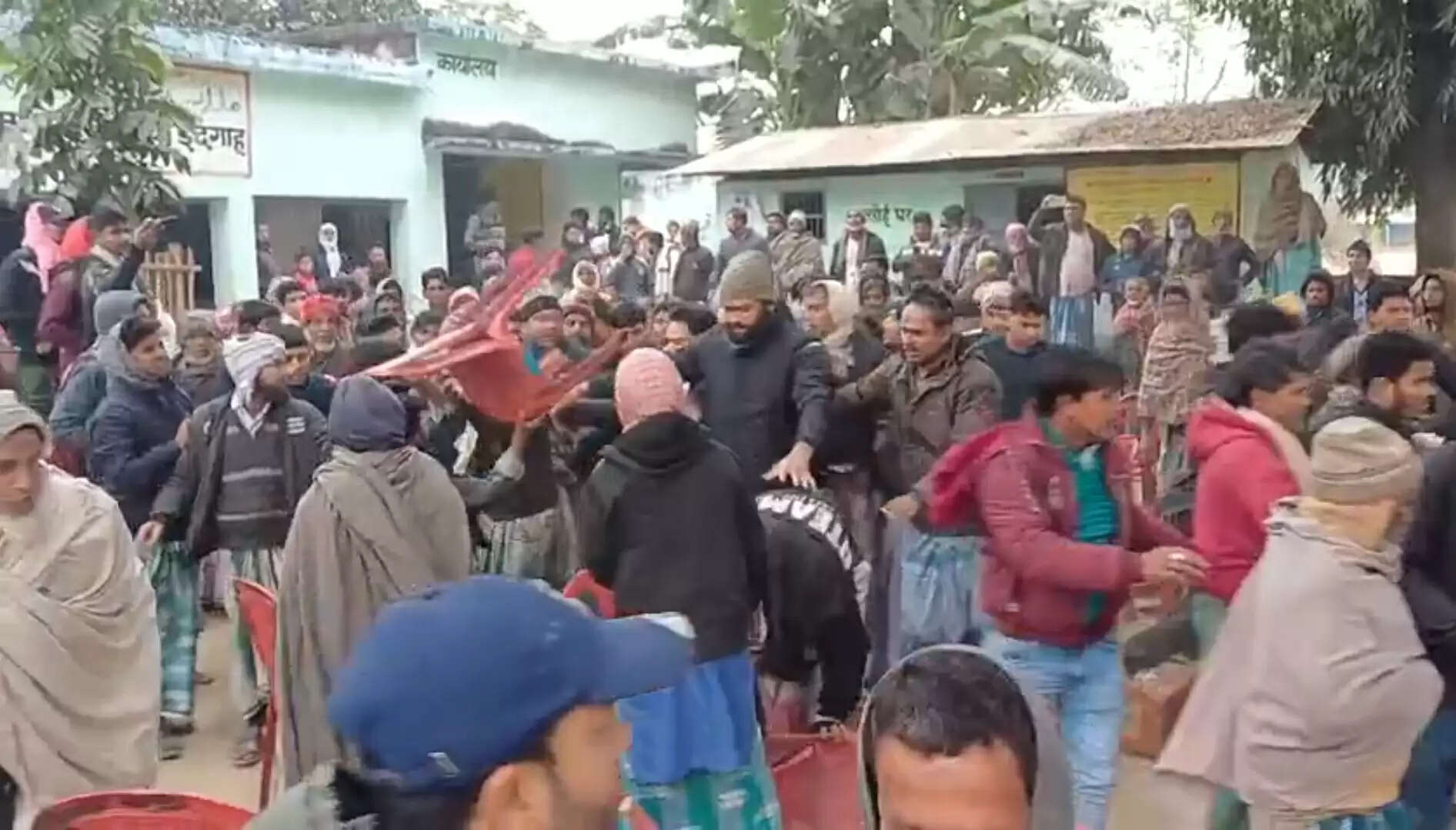 मदरसा नोमानिया डुमरिया ईदगाह की कमिटी गठन में हंगामा और मारपीट