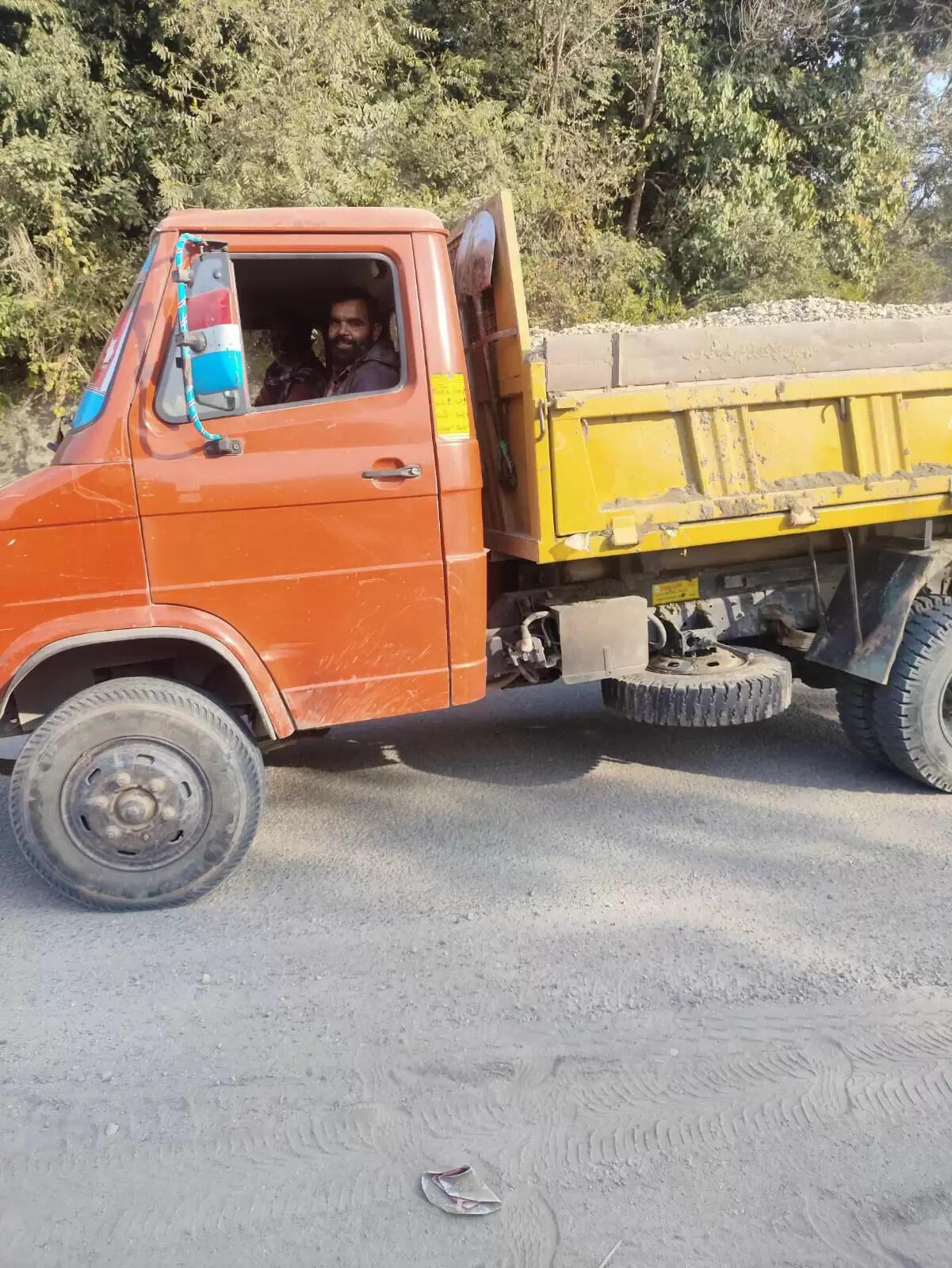 सिधडा चेक पोस्ट पर पर तैनात एक अधिकारी पर हमला करने का प्रयास