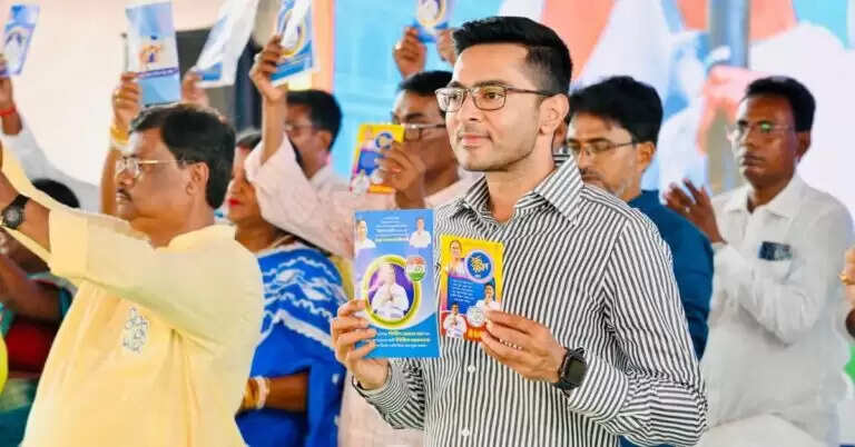 बंगाल में भाजपा के लिए असली काम कर रहा है चुनाव आयोग : अभिषेक बनर्जी