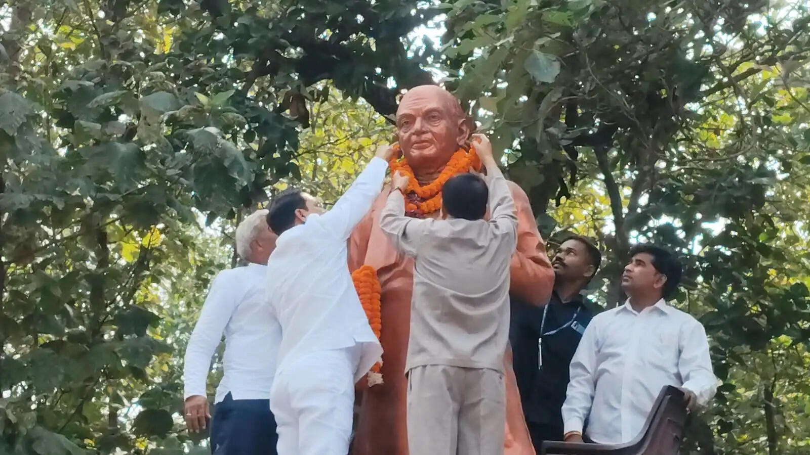 भाजपा नेताओं ने सरदार पटेल की प्रतिमा पर माल्यार्पण कर उन्हें किया नमन