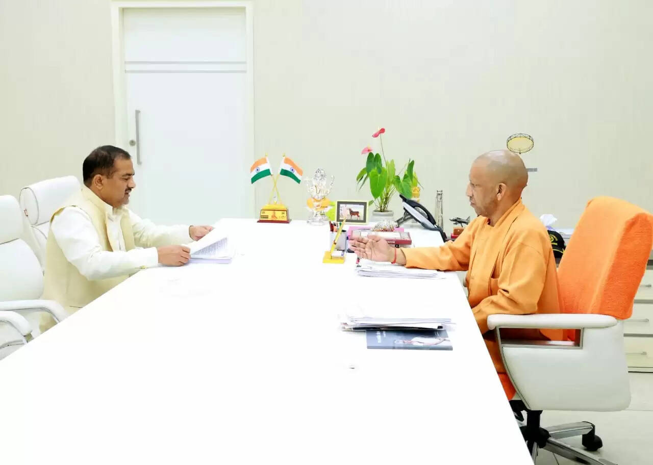 मुख्यमंत्री से मिले ठाकुर रामवीर सिंह, कुंदरकी विधानसभा के विकास कार्यों पर चर्चा