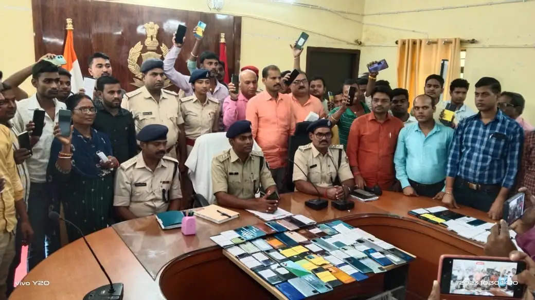 मोतिहारी पुलिस ने चोरी और खोये हुए 108 मोबाइल वास्तविक धारकों को लौटाया