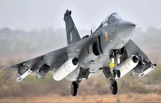 एचएएल कल&nbsp;वायु सेना को सौंपेगा एलसीए मार्क-1 के दो आखिरी ट्रेनर एयरक्राफ्ट