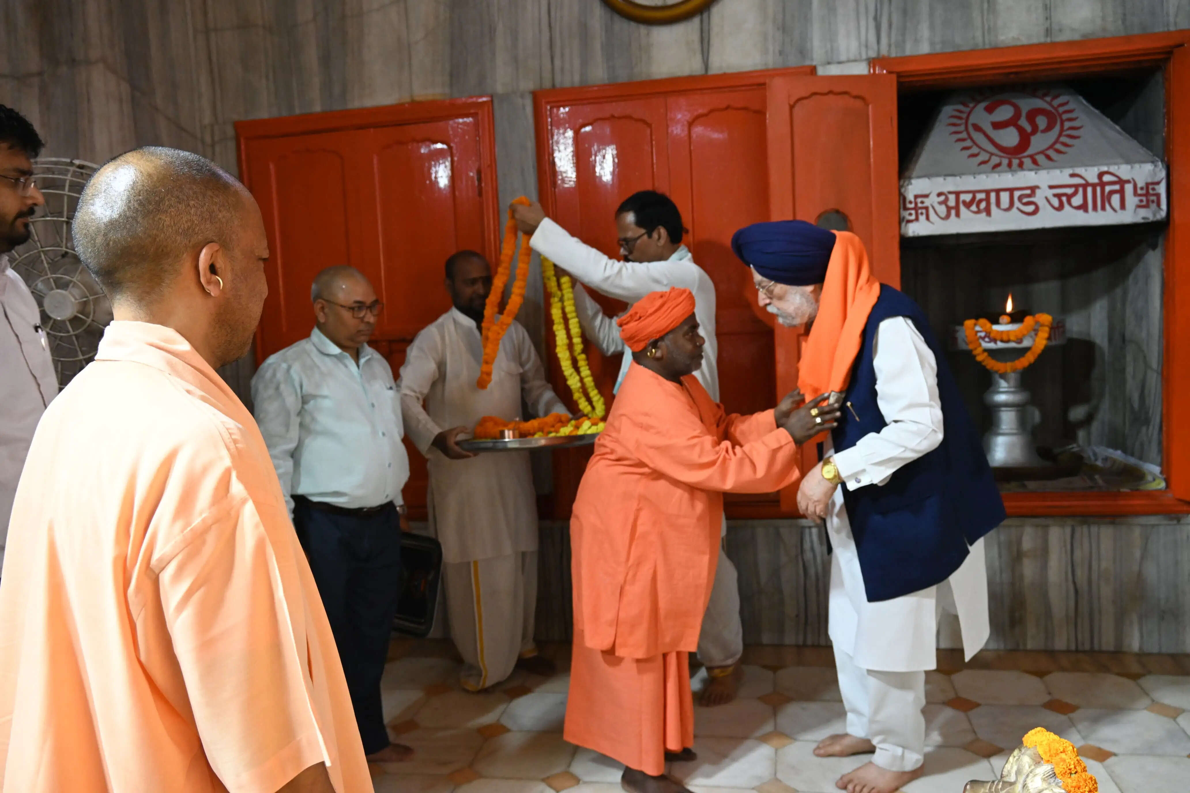 केंद्रीय पेट्रोलियम मंत्री ने किया गुरु गोरखनाथ का दर्शन-पूजन