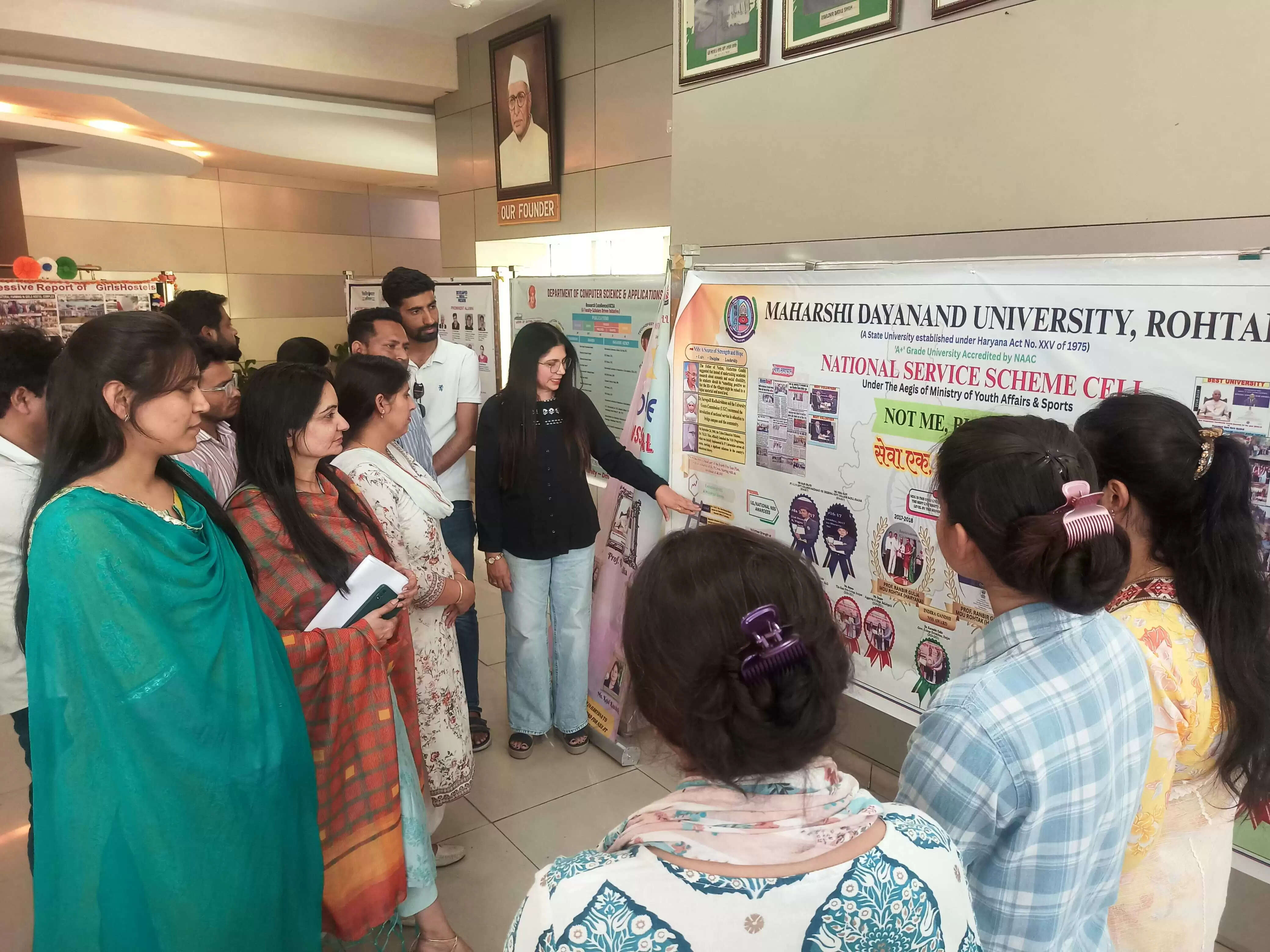 एमडीयू के टैगोर सभागार की गैलरी में आयोजित प्रदर्शनी संपन्न