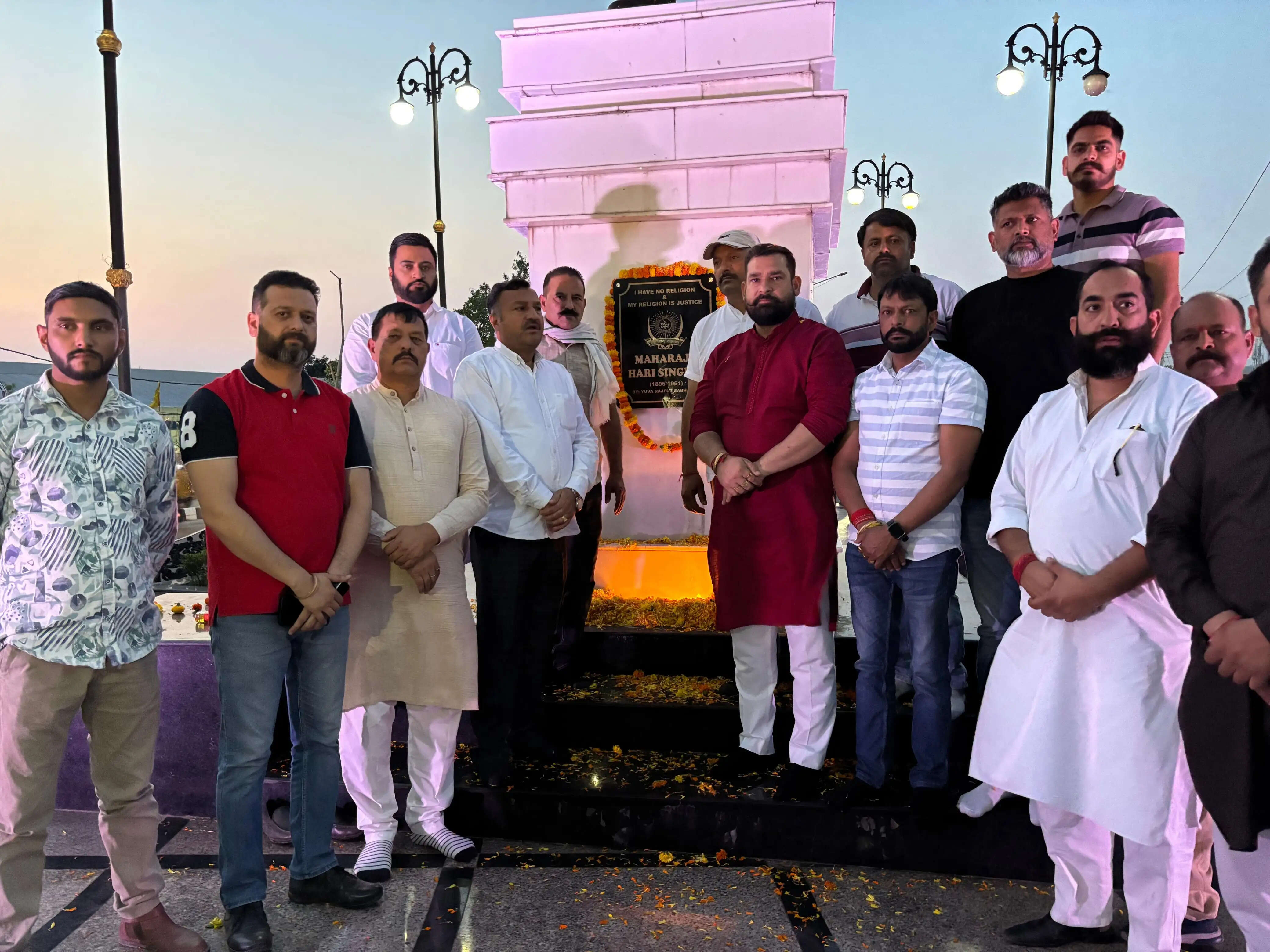 वाईआरएस ने महाराजा हरि सिंह जी को उनकी 64वीं पुण्यतिथि पर भावभीनी श्रद्धांजलि अर्पित की