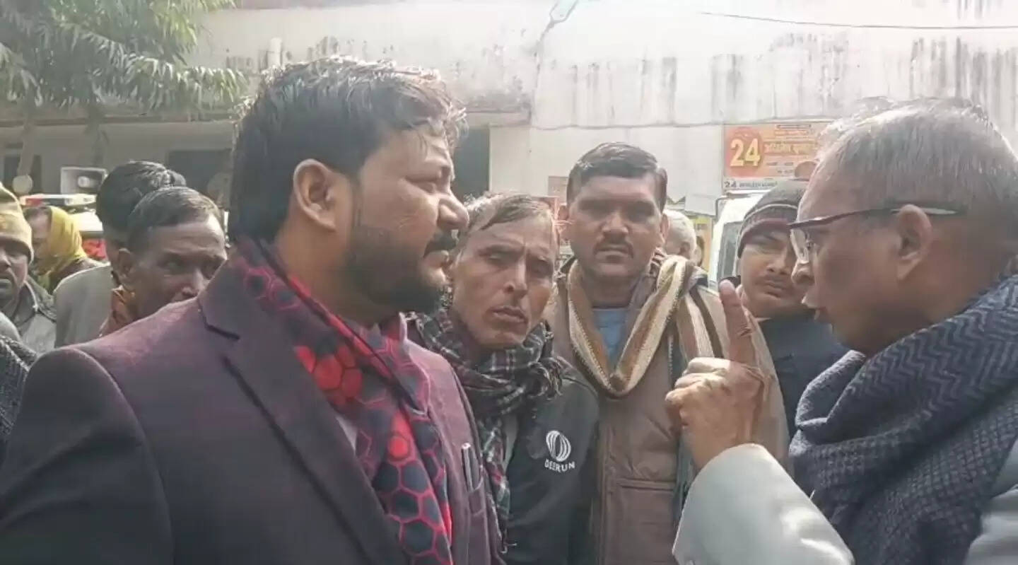 अमेठी जिले के मुसाफिरखाना में अधिवक्ताओं ने किया प्रदर्शन, एसडीएम पर लगाए आरोप