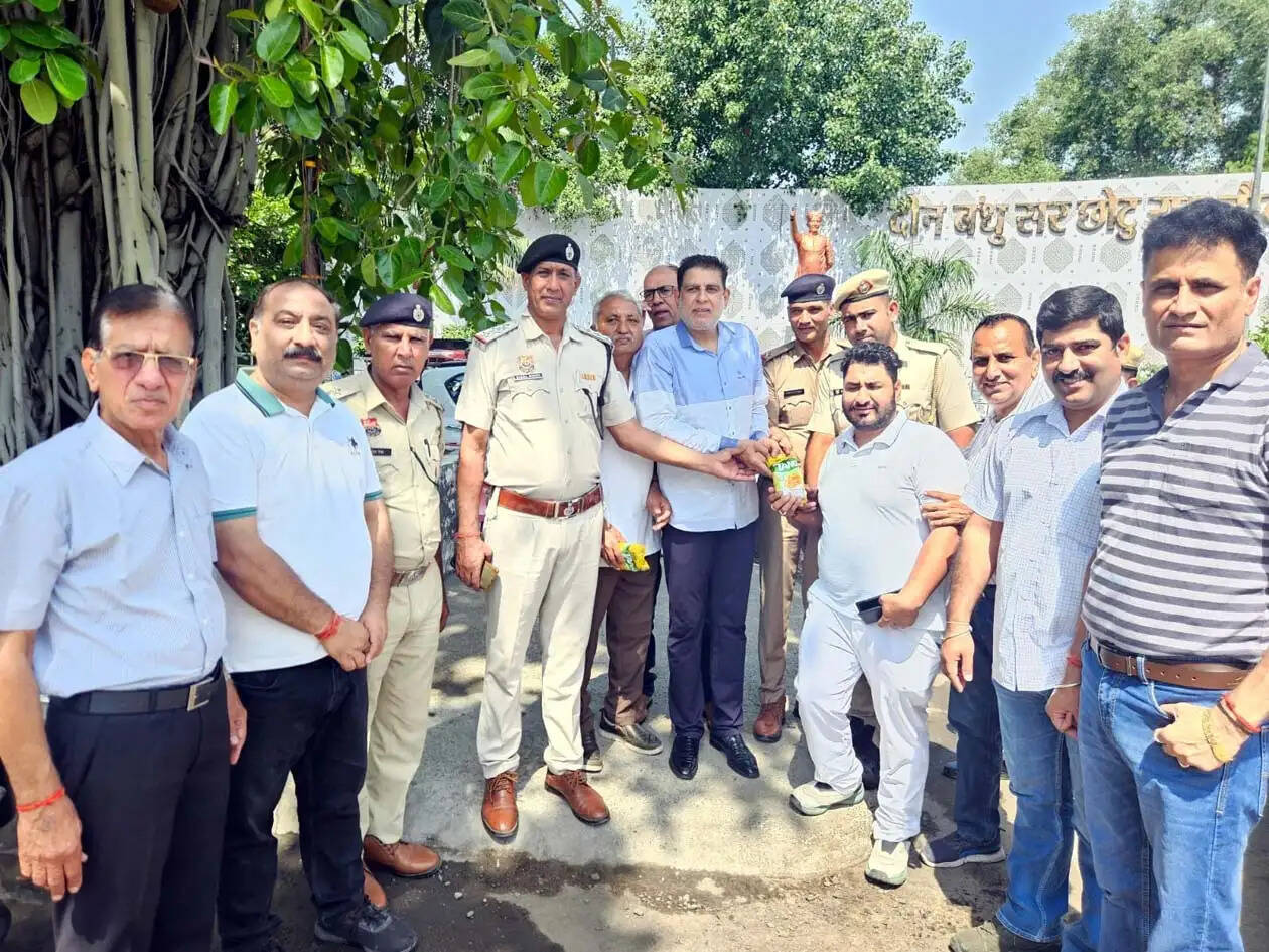 हिसार : भीषण गर्मी में पुलिस कर्मियों को वितरित किए एनर्जी ड्रिंक