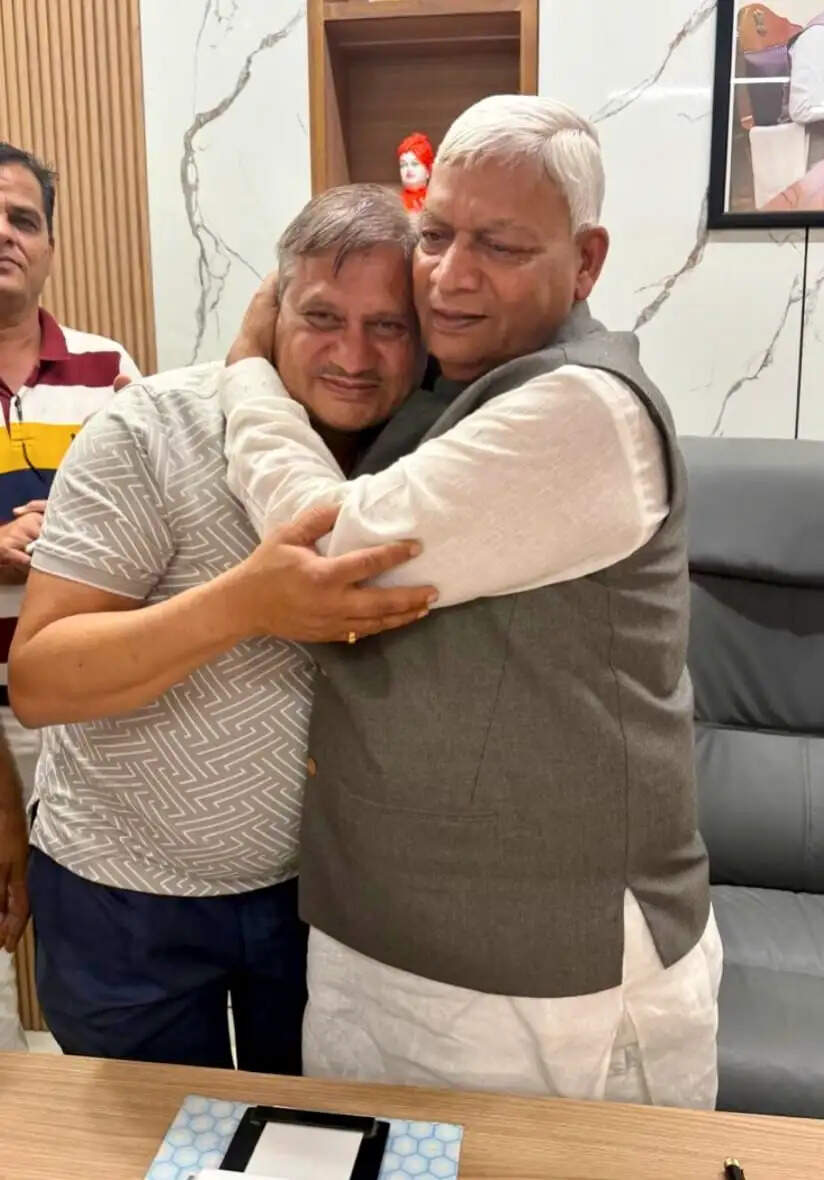 सांसद अग्रवाल के प्रयासों से दुबई में फंसा सोमानी परिवार सकुशल भारत पहुंचा