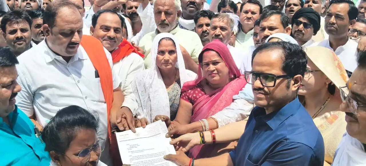 पंचायतों का कार्यकाल बढ़ाए जाने की मांग को लेकर सैकड़ों ग्राम प्रधानों ने किया कलेक्ट्रेट में प्रदर्शन