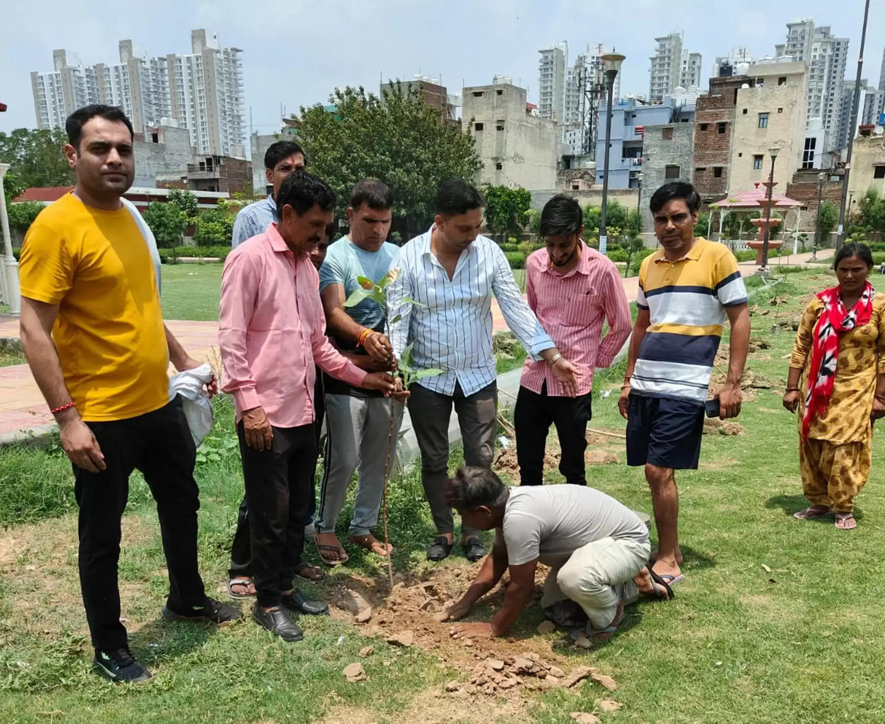 स्वच्छ व हरित गुरुग्राम अभियान के तहत धनवापुर में लगाए  1000 से अधिक पौधे