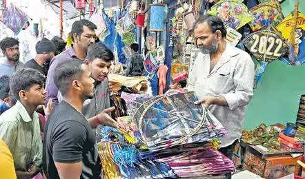 रक्षाबंधन पर पतंगों की दुकानों पर जमकर हो रही बिक्री