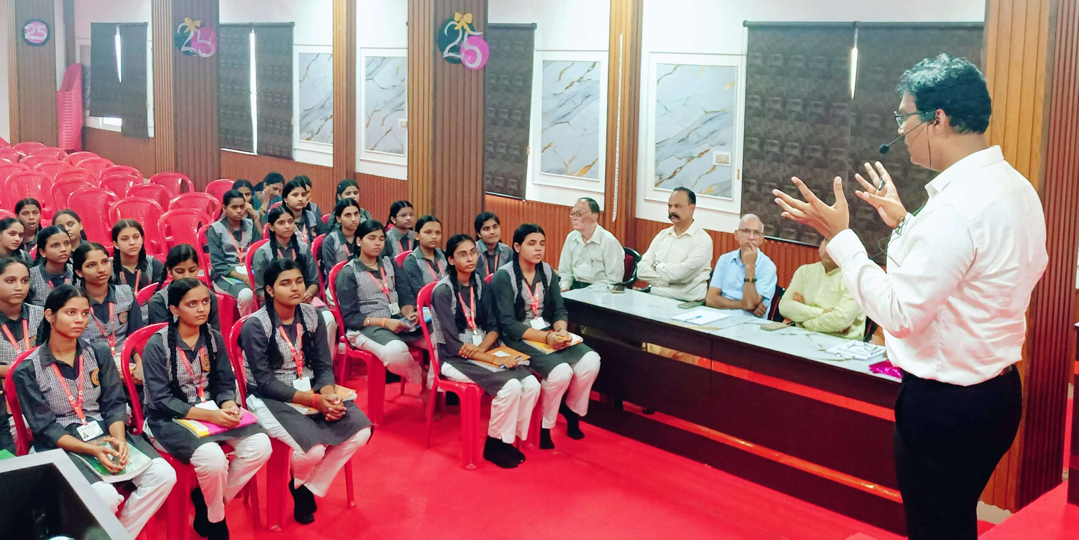 डीएम ने संभाली क्लास, बोले- रटने से नहीं, समझने से खुलेगा सफलता का रास्ता