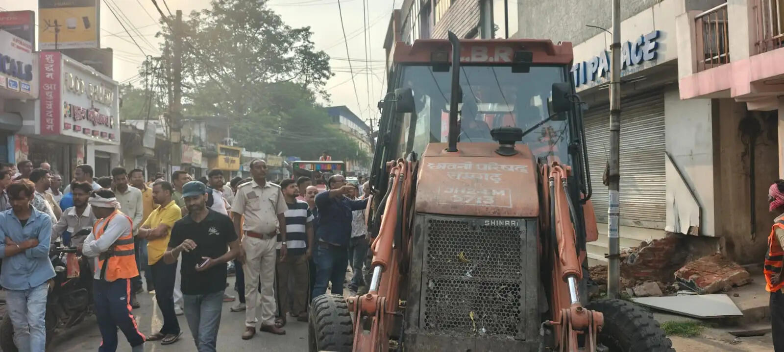 अतिक्रमणकारियों पर चला बुलडोजर, सड़क किनारे दुकानाें का निर्माण तोड़ा