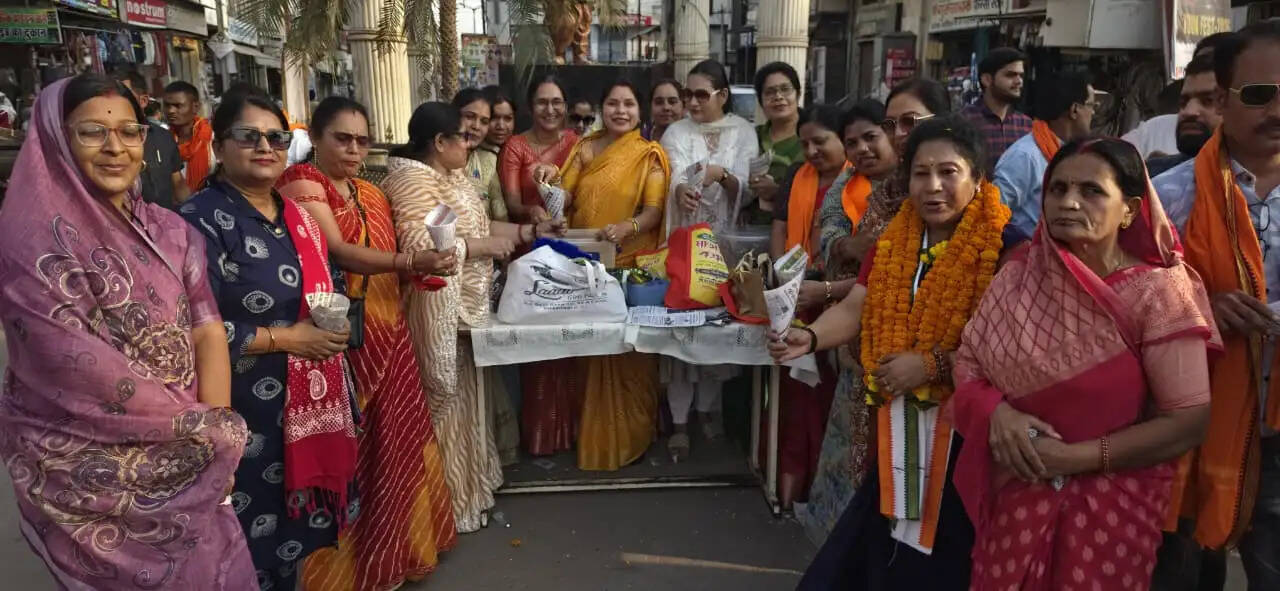 पश्चिम बंगाल और असम विधानसभा चुनाव में जीत से भाजपाई गदगद, बांटी मिठाईयां