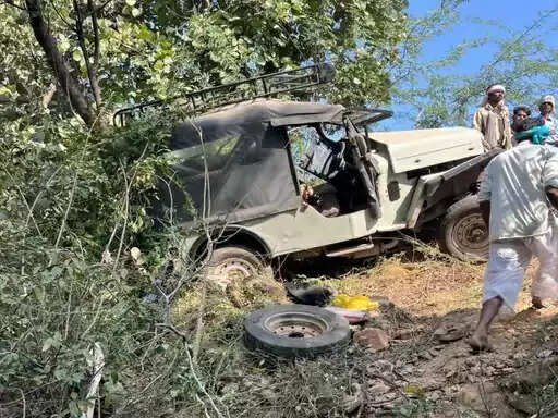 पहिया निकलने से जीप खाई में गिरी, तीन की मौत, 25 घायल