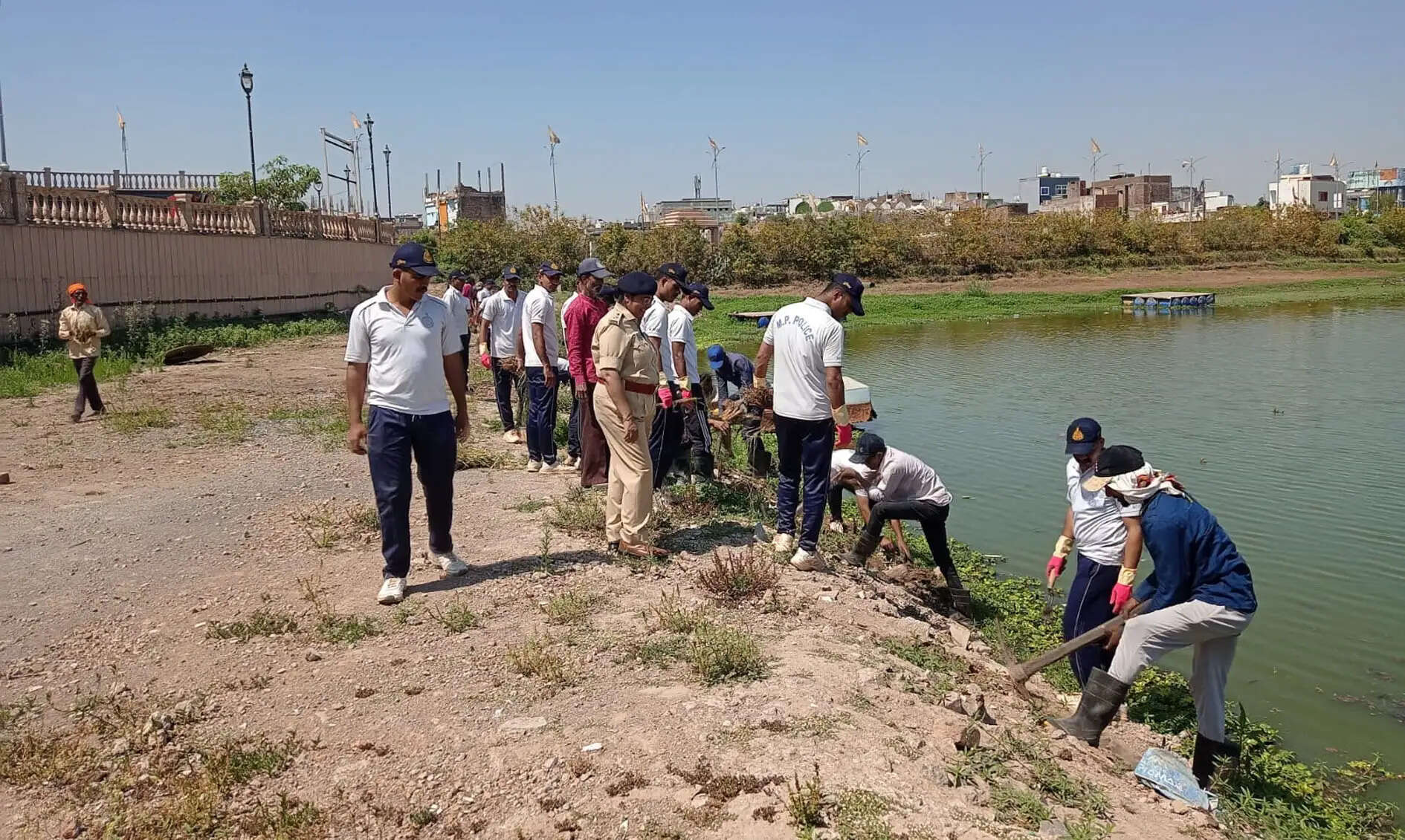 उज्जैन के महाकाल लोक के पास रुद्रसागर के पुनर्जीवन के लिए वेटीवर घास का रोपण