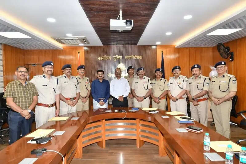 मप्रः डीजीपी ने आगामी भर्ती प्रक्रिया को और बेहतर बनाने के लिए उप पुलिस महानिरीक्षकों के साथ की समीक्षा बैठक