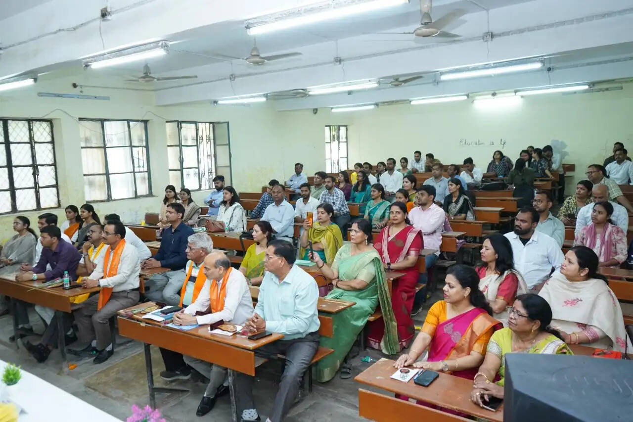 भारतीय शिक्षा को सूचना नहीं, बल्कि ज्ञान का केंद्र बनाना होगा : प्रो. राजशरण शाही