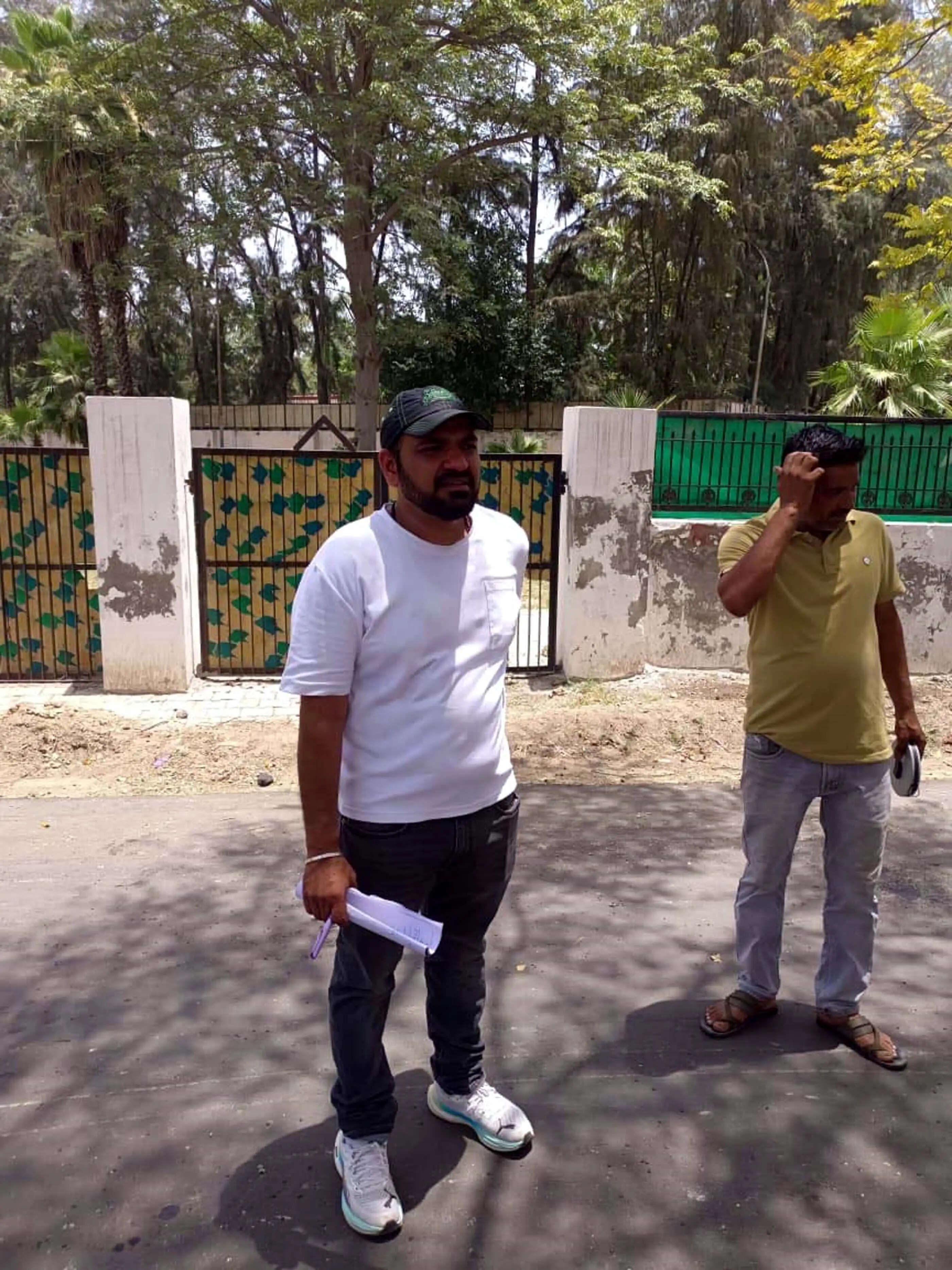 हिसार : पार्क पर लगा ताला तो जेसीबी लेकर उपायुक्त आवास पर पहुंचे शहर वासी