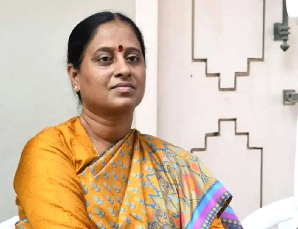 तेलंगाना की वन मंत्री कोंडा सुरेखा को मुख्यमंत्री रेड्डी ने कैबिनेट से निकाला