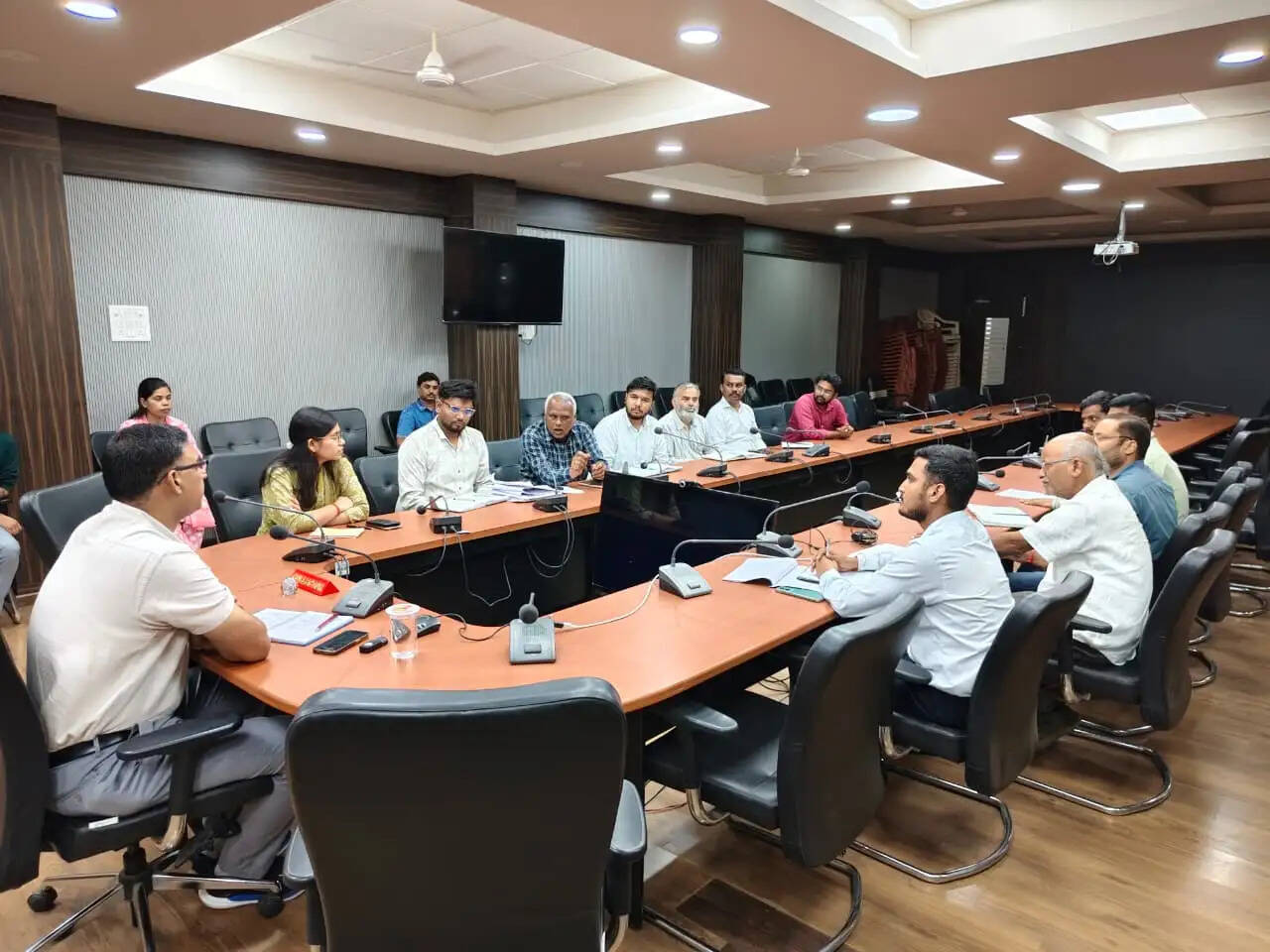 अनूपपुर: रेलवे ओवरब्रिज का कार्य गंभीरता एवं रुचि के साथ शीघ्र पूर्ण करें अधिकारी- कलेक्टर