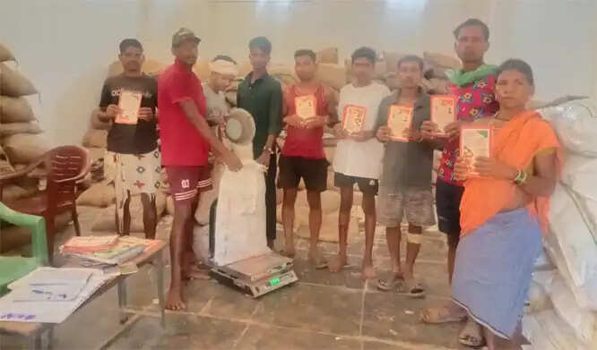 नारायणपुर के दुर्गम क्षेत्रों में रहने वाले 151 परिवारों काे दिया गया तीन महीने का राशन