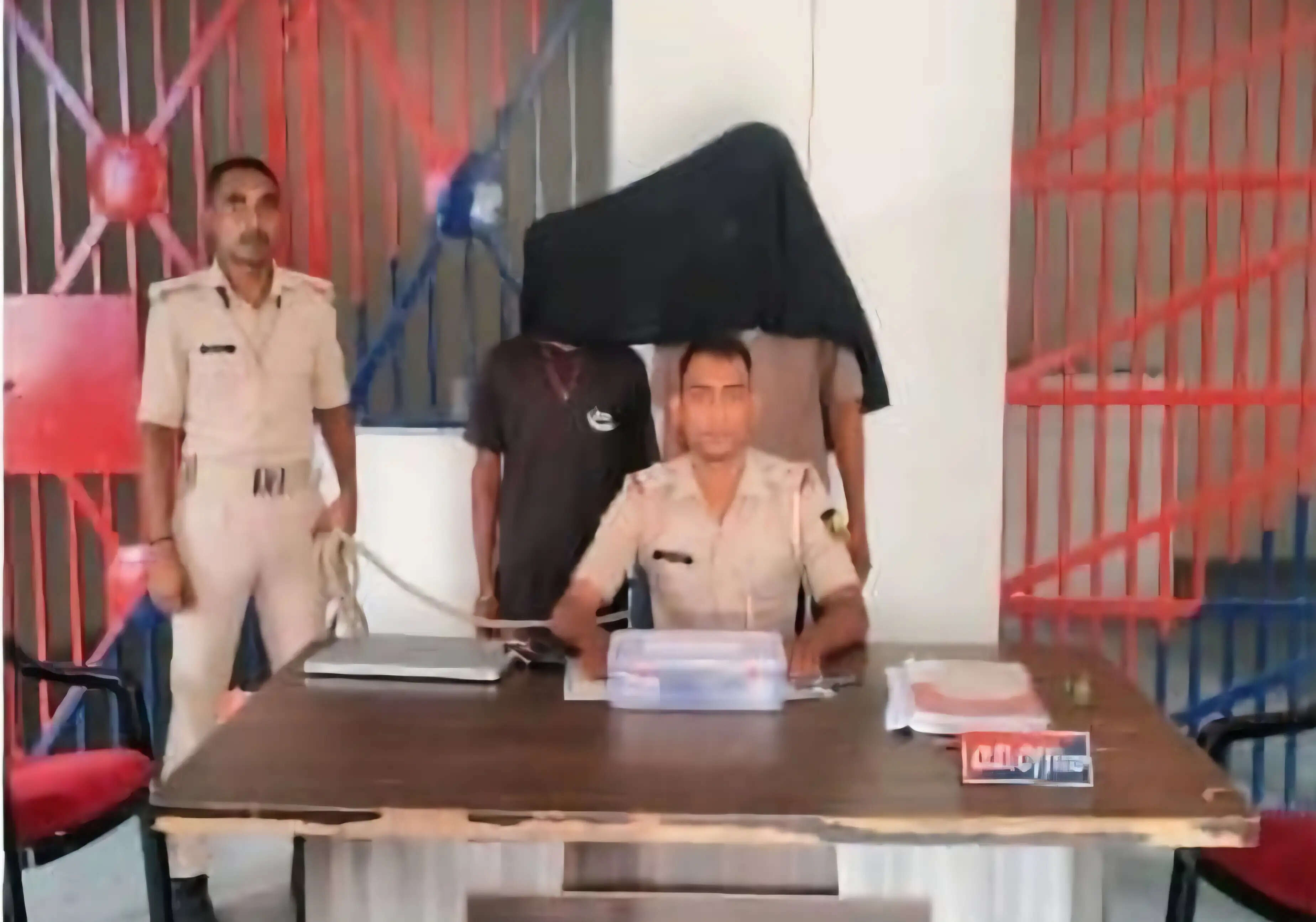 मकेर में पुलिस ने हथियार के साथ दो युवकों को किया गिरफ्तार