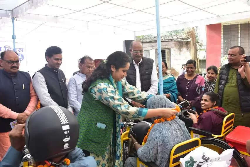 मंदसौरः दिव्यांगजन पुनर्वास केंद्र में दिव्यांगों को सहायक उपकरण वितरण कार्यक्रम का हुआ आयोजन