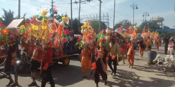 कांवड़ियों के बम-बम भोले और जयकारों से गूंजा उठा दिल्ली रोड