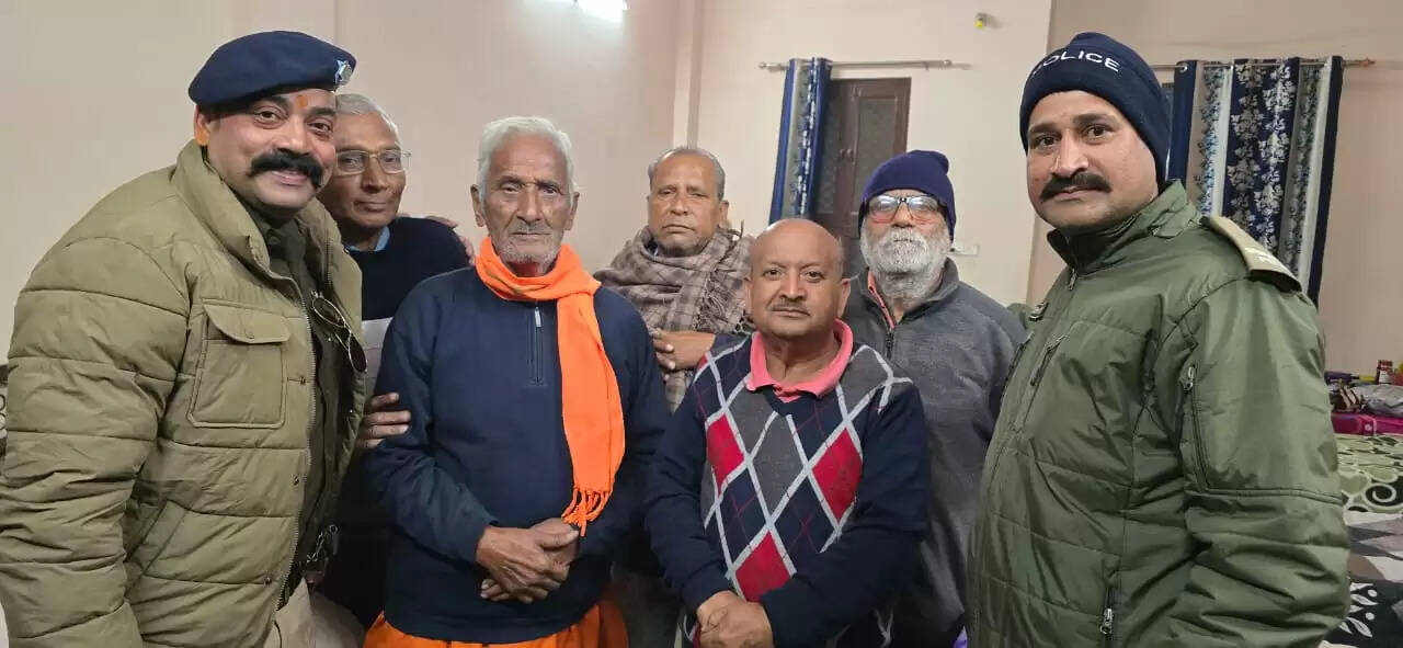 वृद्धाश्रम पहुंचकर पुलिस ने जाना बुजुर्गों का हाल