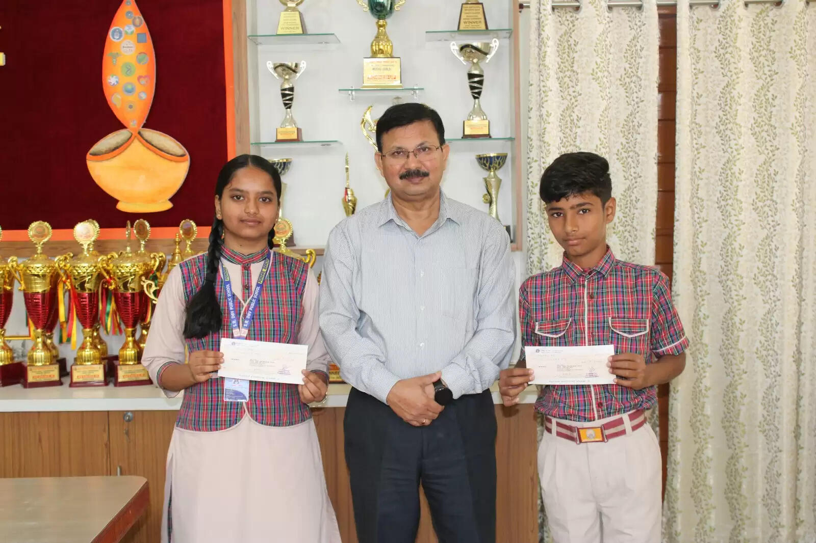 दीन दयाल स्पर्श योजना के तहत दो विद्यार्थी सम्मानित