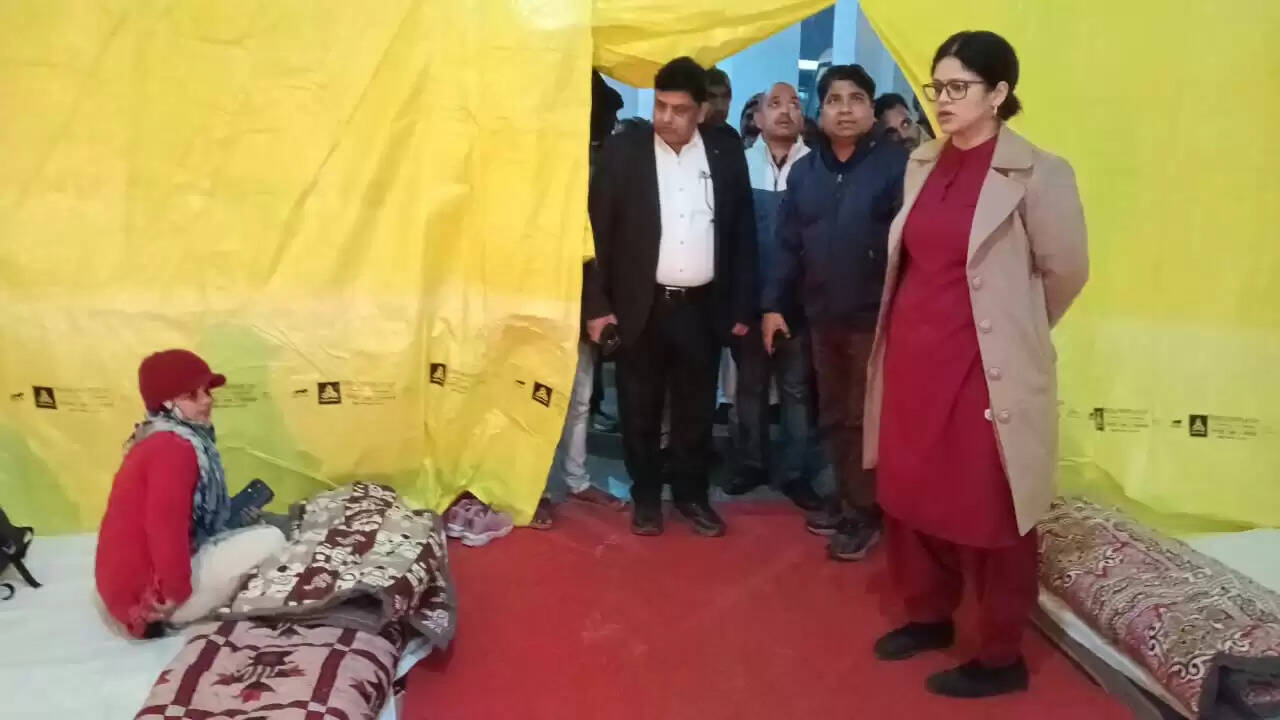 महाेबा जिलाधिकारी ने किया रैन बसेरों का निरीक्षण, जरूरतमंदों को बांटे कंबल