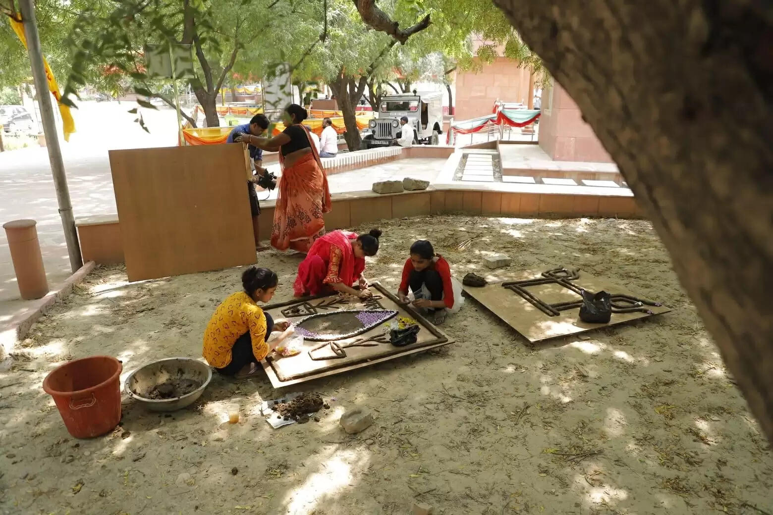 रसखान समाधि पर सांझी महोत्सव दूसरे दिन हुआ आकर्षक सांझियों का चित्रण, बनी ठनी नाट्य लीला का हुआ मंचन